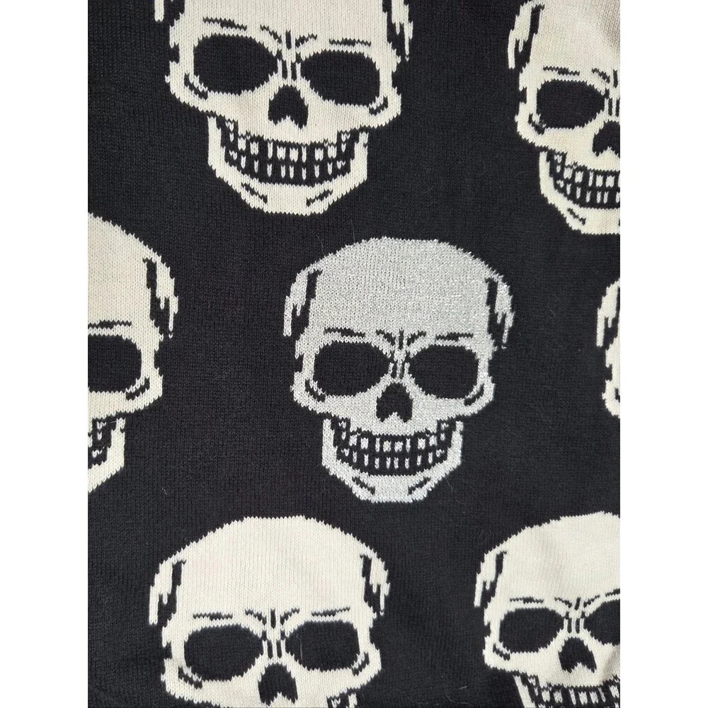 All Over Skull Print Knit Pillowcase